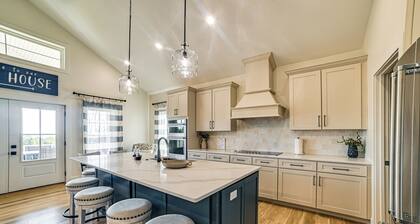 Lake View + Deck: Group Getaway in Grand Rivers!