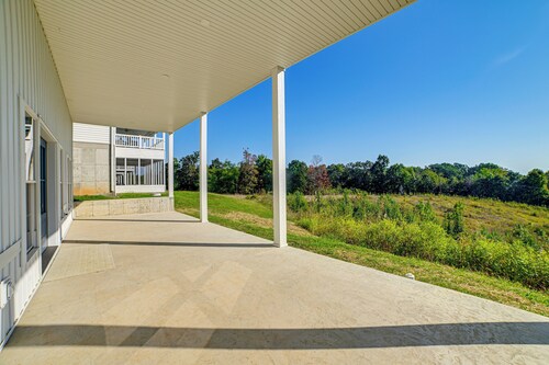 Lake View + Deck: Group Getaway in Grand Rivers!