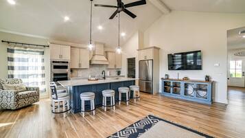 House (6 Bedrooms) | Interior