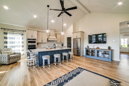 Lake View + Deck: Group Getaway in Grand Rivers!