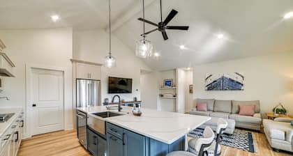 Lake View + Deck: Group Getaway in Grand Rivers!