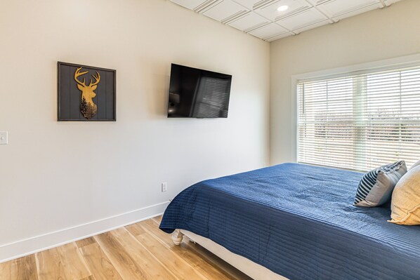 Interior - Lake View + Deck: Group Getaway in Grand Rivers! (Grand Rivers)