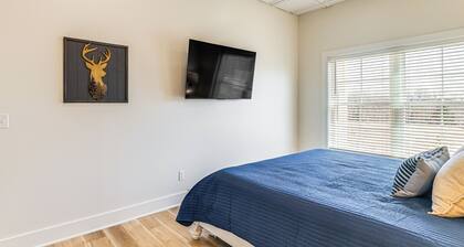 Lake View + Deck: Group Getaway in Grand Rivers!