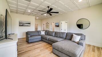 House (6 Bedrooms) | Interior