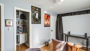 Un espacio habitable compacto con kitchenette, comedor y zona de estar.