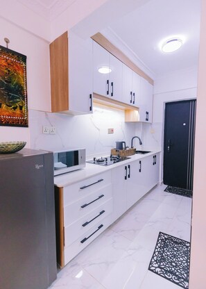 Refrigerador, microondas, placa de cocina, utensilios de cocina