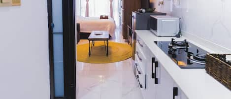 Fridge, microwave, stovetop, cookware/dishes/utensils