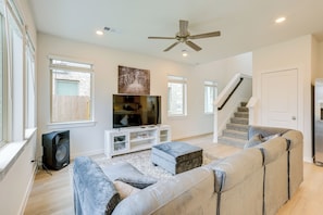 Interior - Family-friendly Home w/ Yard in Hockley! (Hockley)