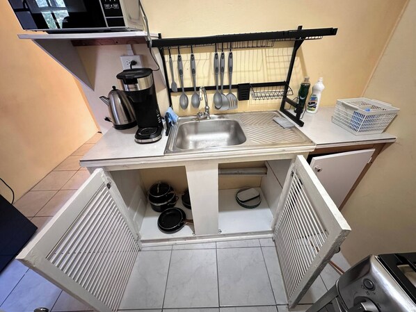 Fridge, microwave, oven, stovetop - Charming Studio in Port of Spain with Pool Access (Port of Spain)