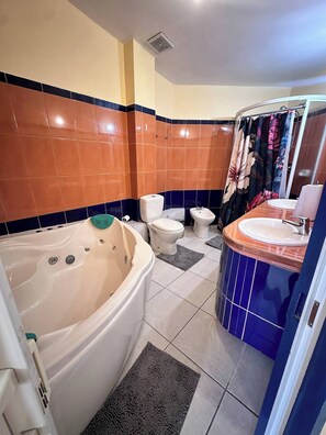 Shower, jetted tub, towels - Charming Studio in Port of Spain with Pool Access (Port of Spain)