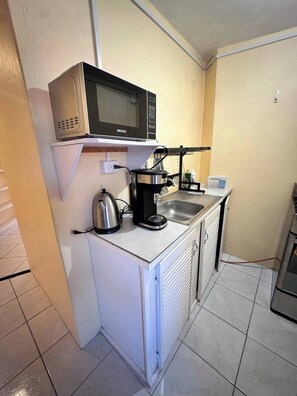 Fridge, microwave, oven, stovetop - Charming Studio in Port of Spain with Pool Access (Port of Spain)