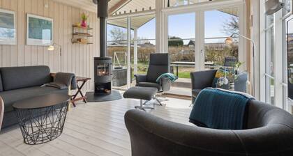 8-person holidayhome close to childfriendly beach