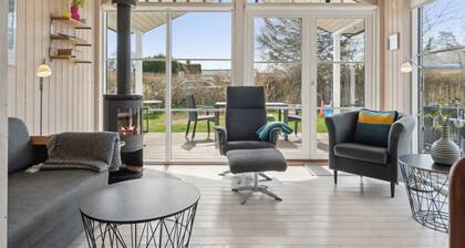 8-person holidayhome close to childfriendly beach