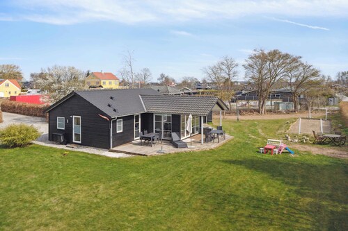 8-person holidayhome close to childfriendly beach
