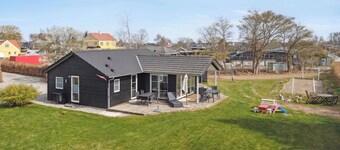 8-person holidayhome close to childfriendly beach