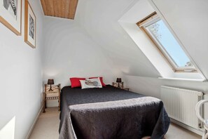 4 bedrooms, iron/ironing board, free WiFi