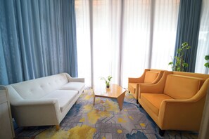 Business-Doppel- oder -Zweibettzimmer, Stadtblick | Terrasse/Patio