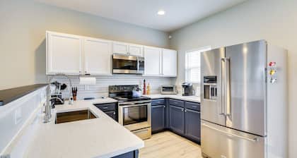 1 Mi to Ocean: Modern Carolina Beach Townhome