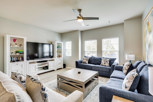 1 Mi to Ocean: Modern Carolina Beach Townhome