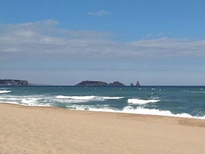 Una spiaggia nelle vicinanze