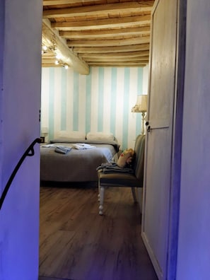 4 habitaciones, escritorio, wifi gratis y ropa de cama