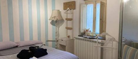 4 室のベッドルーム、デスク、WiFi (無料)、ベッドシーツ