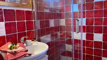 Douche, sèche-cheveux, bidet, serviettes fournies