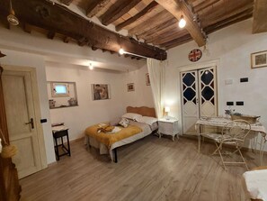 4 bedrooms, desk, free WiFi, bed sheets