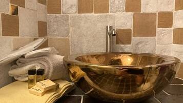 Douche, sèche-cheveux, bidet, serviettes fournies