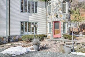 Interior - 4 Mi to Danbury: Apt w/ Indoor Pool Access (Bethel)