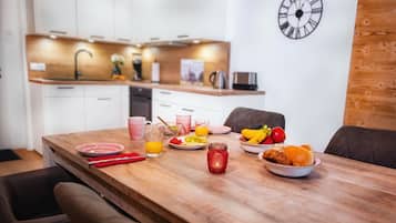 Refrigerador, horno, parrilla de estufa y lavavajillas