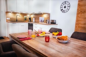 Geladeira, fogão, cooktop, lava-louças