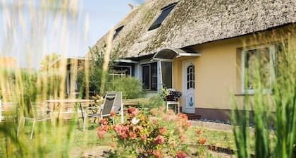 Ferienwohnung 'Urlaub Unterm Reetdach' mit Privatem Garten und Wi-Fi