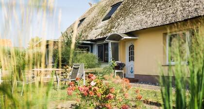 Ferienwohnung 'Urlaub Unterm Reetdach' mit Privatem Garten und Wi-Fi