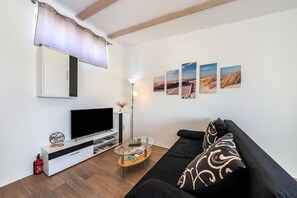 TV - Apartment 'Am See' with Private Terrace, Wi-Fi and Air Conditioning (Großsteinberg)