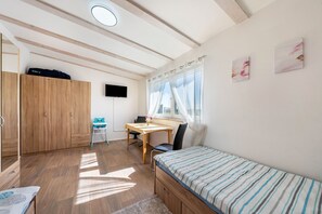 2 bedrooms, free WiFi, bed sheets - Apartment 'Am See' with Private Terrace, Wi-Fi and Air Conditioning (Großsteinberg)