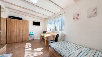 2 bedrooms, free WiFi, bed sheets