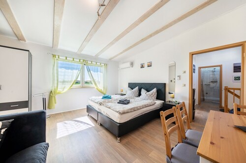 Ferienwohnung 'Am See' mit Privatterrasse, Wi-Fi und Klimaanlage