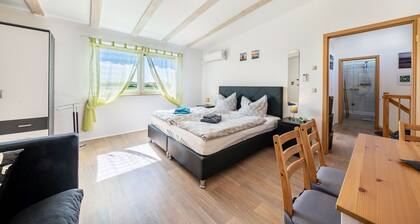 Ferienwohnung 'Am See' mit Privatterrasse, Wi-Fi und Klimaanlage
