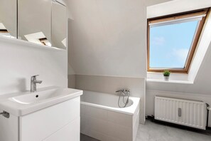 Douche, sèche-cheveux, serviettes fournies