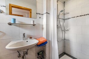Ducha, secador de pelo y toallas