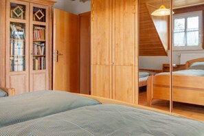 2 bedrooms, free WiFi, bed sheets - Holiday Home 'Blumenstock' with Private Terrace, Private Garden and Wi-Fi (Steinsfeld)