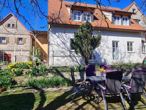 Outdoor dining - Holiday Home 'Blumenstock' with Private Terrace, Private Garden and Wi-Fi (Steinsfeld)