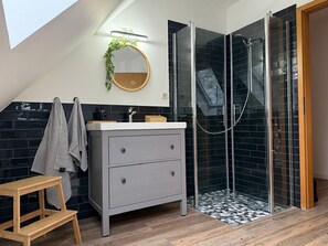 Douche, sèche-cheveux, serviettes fournies