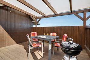 Outdoor dining - Holiday Home 'Seestern' with Private Terrace, Private Garden and Wi-Fi (Dagebüll)
