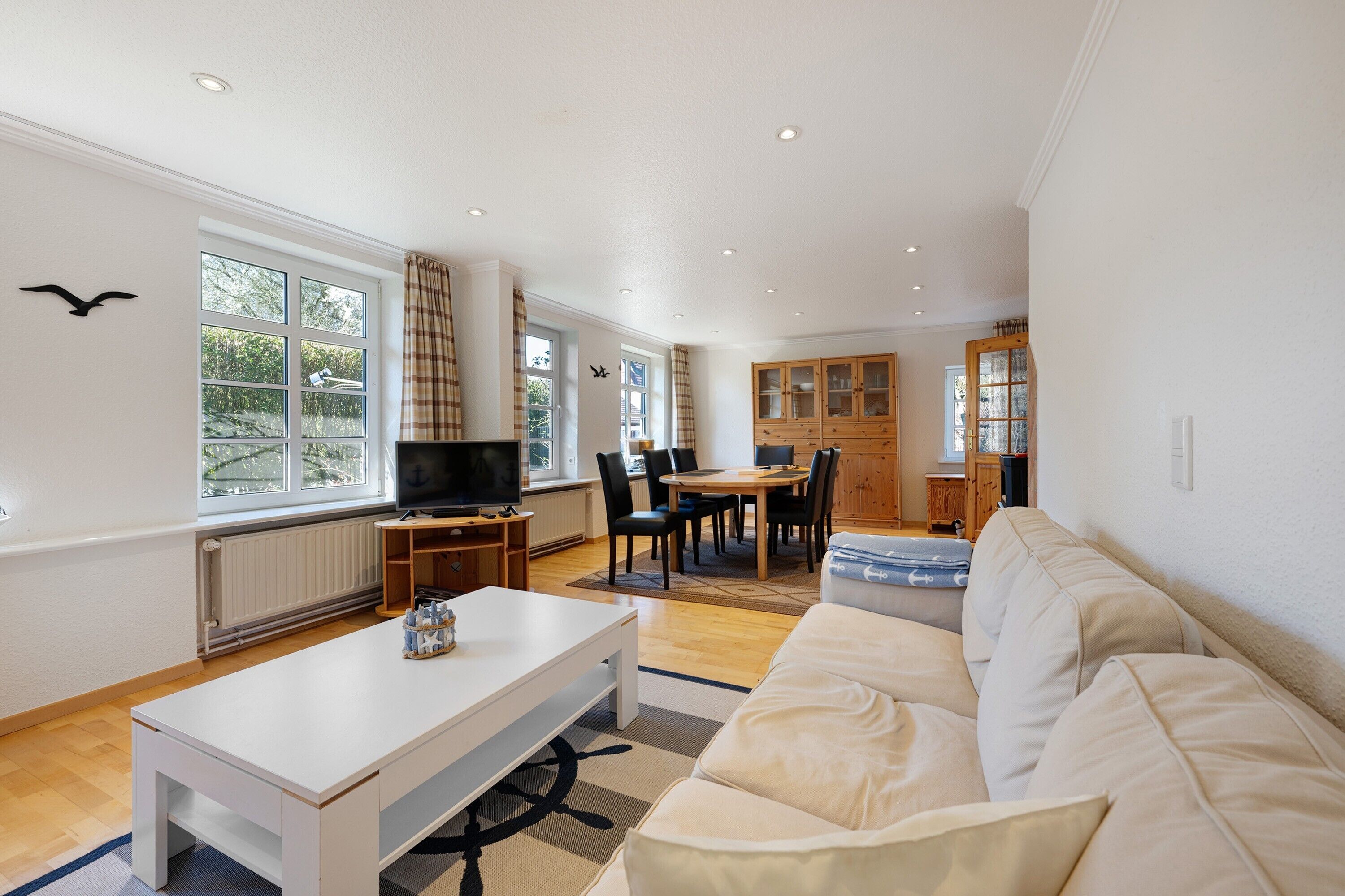 Tv, eldstad, dvd-spelare och en stereo