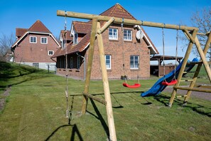 Children's area - Holiday Home 'Seestern' with Private Terrace, Private Garden and Wi-Fi (Dagebüll)