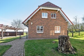 Exterior - Holiday Home 'Möwe' with Private Terrace and Wi-Fi (Dagebüll)