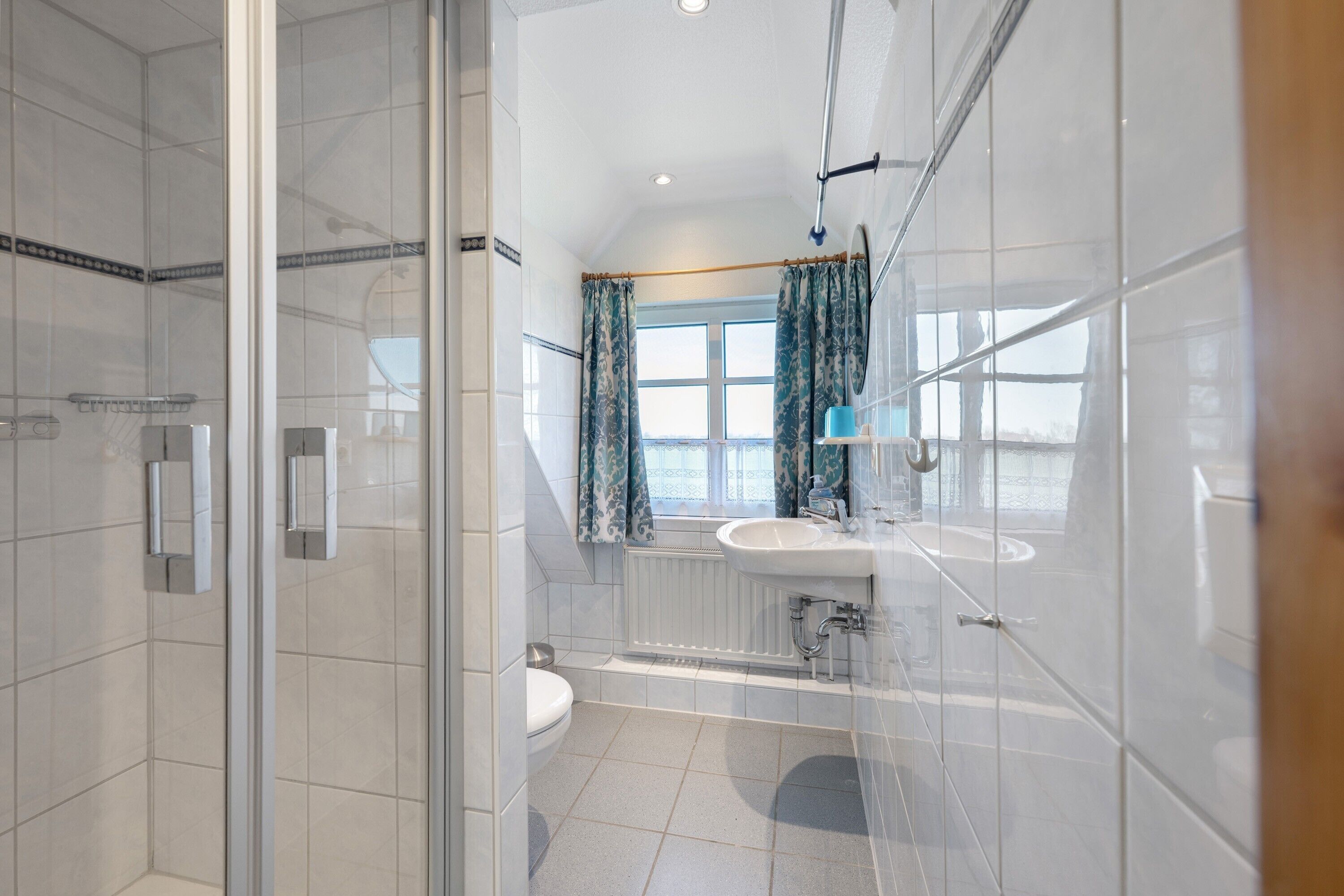 Een douche, een haardroger, handdoeken