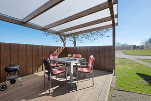 Outdoor dining - Holiday Home 'Möwe' with Private Terrace and Wi-Fi (Dagebüll)